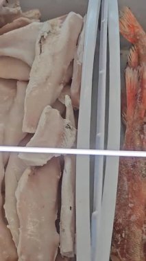 Bir de dükkânda dondurulmuş balık filetosu. Yüksek kalite 4k görüntü