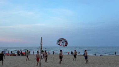 Define Adası plajı, gün batımında, uzaktaki insanlar. Vietnam Danang 05.23.2025