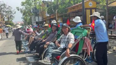 Rickshaw Hoi An Cyclo ve A Tour Cycle rickshaws, Hoi An 'ın eski kasabasındaki Fransız siklonundan Xich Lo olarak bilinirler. Vietnam Hoi 05.22.205