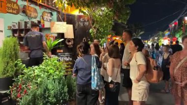 Şehirdeki ünlü Mot çayı insanlar sırada bekliyor. Büyük bir nilüfer çiçeği kabı dökülüyor. Turistler çay içmeye gidiyor.