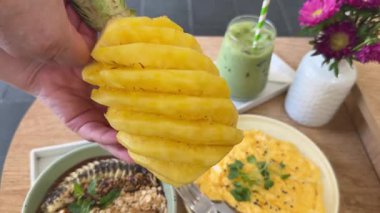 Cozy Kitchen 'da taze malzemelerle güzel soyulmuş ananas pişirme hazırlığı. Yüksek kalite 4k görüntü