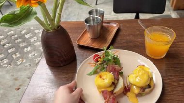 Yeşil tabakta kızarmış yumurta ve ekmek yemek. Yakın plan. Bakış açısı. Renkli arka plan. Tostlu geleneksel kahvaltı. Güneşli bir gün. Yüksek kalite 4k görüntü