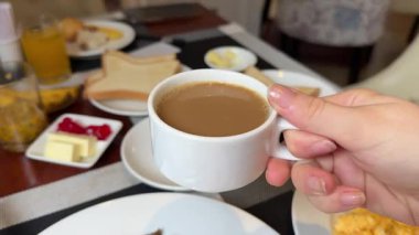 İki yemek seçimi açık büfe restoran oteli için reçelli kahve. Yüksek kalite 4k görüntü