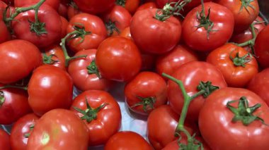 Marketten alınmış karton sandıkta kırmızı olgun domatesler, üst görüş alanında iz sürme. Yüksek kalite 4k görüntü