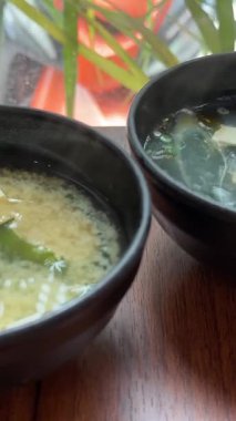Biftekli ya da tavuklu Japon Ramen, kızarmış etli pilav, Tom Yam kung kung baharatlı Tayland çorbası, geleneksel Kore yemeklerinde aşçı. Lezzetli Kore mutfağını kapatın.. . 