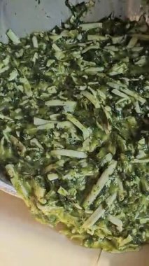 Lezzetli bir ıspanak ve Peynir Pasta Sanatsal Yaradılışı İçin Taze Bir Ispanak Hazırlama Video Adımları. ıspanaklı turta tarifi