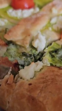 Lezzetli bir ıspanak ve Peynir Pasta Sanatsal Yaradılışı İçin Taze Bir Ispanak Hazırlama Video Adımları. ıspanaklı turta tarifi