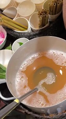 Şehirdeki ünlü Mot çayı insanlar sırada bekliyor. Büyük bir nilüfer çiçeği kabı dökülüyor. Turistler çay içmeye gidiyor.