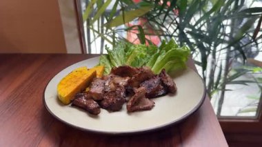 Barbekü etli ızgara biftek ve Rosemary Biftek Biftek Biftek Biftek Biftek Biftek Orta boy Kırmızı Kapalı Bıçak Tahtası Angus. Yüksek kalite 4k görüntü