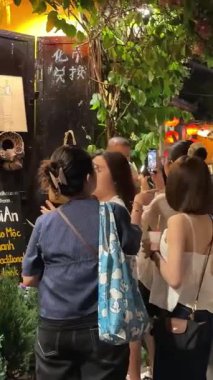 Şehirdeki ünlü Mot çayı insanlar sırada bekliyor. Büyük bir nilüfer çiçeği kabı dökülüyor. Turistler çay içmeye gidiyor.