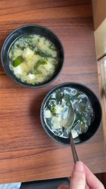 Geleneksel Japon Miso Çorbası. Tofu ve yosun garnitürlü. Yüksek kalite 4k görüntü