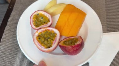 Tabakta çeşitli meyveler. Tutkulu meyve mango tabağı