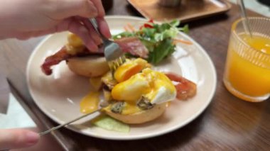 Yanında çatal, bıçak ve bir bardak portakal suyu ile tabakta jambonlu yumurtalı sandviç ile yumurta kes. Nefis bir kahvaltı. - Evet. Yüksek kalite 4k görüntü
