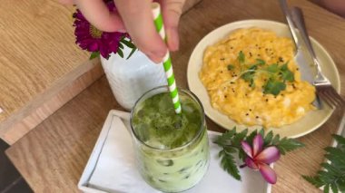 Kahvaltı yumurtası ve karıştırılmış kibrit içeceği. Yüksek kalite 4k görüntü