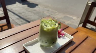 Ev yapımı buzlu, sütlü latte çayı. Uzun bardakta tahta çubuklu buzlu kibrit çayı lattesi. Soğuk içeceklerdeki yaz trendi