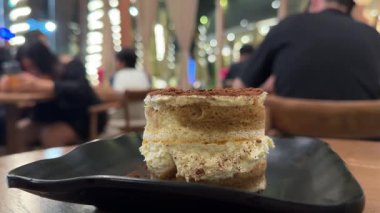 Bir dilim tiramisu ve güzel bir kaplama. Filmi tatlıdan çıkar.