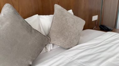 Zarif iç tasarım. Minimalist yatak odası. Modern Hotel Yatak Odası İçi ve Yastıklı Yatak. Minimalist İskandinav tarzı iç mekan. Modern lüks yatak odasının içi 