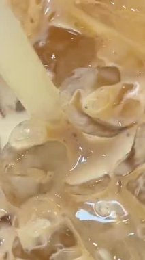 Kafedeki masada cam karışımı buzlu kahve, yakın plan. Yüksek kalite 4k görüntü