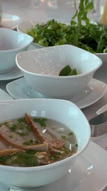 Vietnam çorbası yeşillik ve fo bo ekleyin. Yüksek kalite 4k görüntü