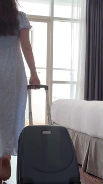 Genç bir kız, elinde bavuluyla lüks bir otel odasına girer. Uzun, şeffaf, mavi, şeffaf elbisesiyle balkon kapısını açar. Yolculuk sırasında balkon kapısını açar. Yüksek kalite