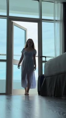 Kız elinde bavulla otelden ayrılıyor. Gezgin kadın tekerlekli bavulunu alıp evden çıkıp taksiye biniyor. Bagajı olan bayan turist otelden ayrılmak için acele ediyor. Kız gider 