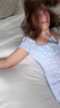 Kadın yatağa geri geri düşüyor, ağır çekimde. Yüksek kalite 4k görüntü