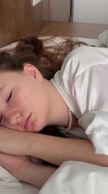 Uyuyan barışçıl bir kız. Huzurlu bir bayan. Sabah yakın planda uyuyor. Uykucu kadın, gözleri kapalı, alarmı görmezden geliyor rahat yatak odasında yalnız başına dinleniyor. Huzurlu kız yalan söylüyor. - Evet. Yüksek kalite 4k 