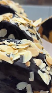 Dolly, içinde hamur işleri, portakal suyu ve kahve olan bir Fransız kahvaltısı için bastırıyor. yuvarlak kruvasan ve badem gevreği.