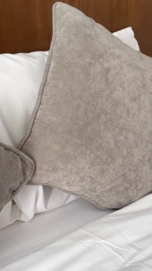 Zarif iç tasarım. Minimalist yatak odası. Modern Hotel Yatak Odası İçi ve Yastıklı Yatak. Minimalist İskandinav tarzı iç mekan. Modern lüks yatak odasının içi 