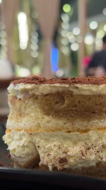 Bir dilim tiramisu ve güzel bir kaplama. Filmi tatlıdan çıkar.