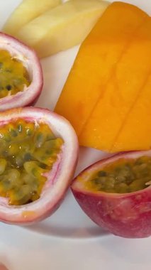 Tabakta çeşitli meyveler. Tutkulu meyve mango tabağı