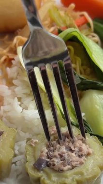 Doldurulmuş sebzeler, çatal ve bıçağı farklı Asya yemekleri tabağında büfeye koyarlar. Yüksek kalite 4k görüntü