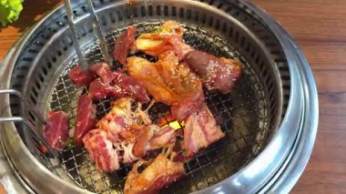 Yazın barbekü ızgarasında domuz pirzolası kapatıyoruz. Sulu domuz etini kömürde pişireceğim. Barbekü. Grill 'in açık hava partisiyle piknik zamanı. 4 bin. Yüksek kalite 4k görüntü