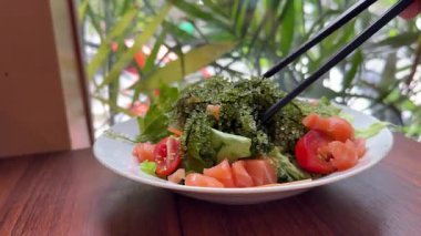 Sos ile doldurulmuş aşçı. Sebze, yosun ve balık. Ağır çekim. Yüksek kalite 4k görüntü