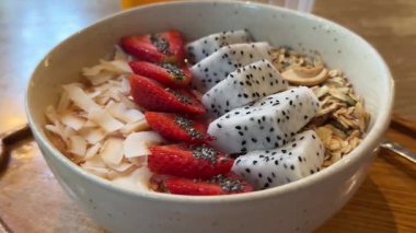 Ev yapımı granola, sağlıklı kahvaltı böğürtlenli tahıl lapası, yatay video. Yüksek kalite 4k görüntü