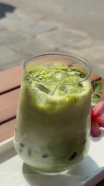 Ev yapımı buzlu, sütlü latte çayı. Uzun bardakta tahta çubuklu buzlu kibrit çayı lattesi. Soğuk içeceklerdeki yaz trendi