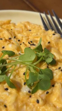 Bir mutfak başyapıtı, tabakta çırpılmış yumurta gibi dramatik sabah ışığı altında sergileniyor. Oyun gölgeleri ve gölgeler görsel dokular ve tatlar yaratır. Yüksek kalite 