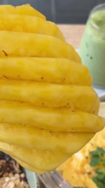 Cozy Kitchen 'da taze malzemelerle güzel soyulmuş ananas pişirme hazırlığı. Yüksek kalite 4k görüntü