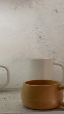 Beyaz çay seremonisi aletleri bardak sütü sürahi çaydanlık kapaklı çay fincanı. Yüksek kalite 4k görüntü