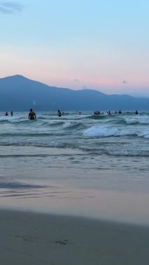 Sabahın erken saatlerinde deniz kenarındaki gerçek hayat yüzer, spor yapar, dans eder, arkadaşlarla sahilde yürür jimnastik yapar, spor yapar, spor yapar, sağlıklı bir hayat sağlığına kavuşur. Yüksek kalite 4k görüntü