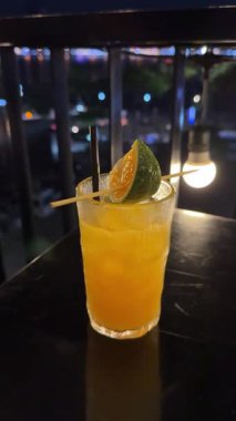 Panorama 'daki turuncu kokteyl barı. Akşam ejderhası köprüsü manzaralı güzel bir gece. Yüksek kalite 4k görüntü