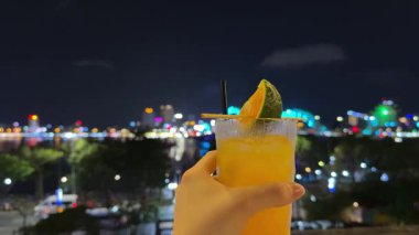 Panorama 'daki turuncu kokteyl barı. Akşam ejderhası köprüsü manzaralı güzel bir gece. Yüksek kalite 4k görüntü