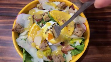 Avokado salatası, haşlanmış yumurta, domates, yeşil yaprak marulu, sebze yemeği taze leziz gurme yemek arka planda masa rustik gıdanın üstünde fotokopi alanı keto ve paleo diyet vejetaryen yemeği. Yüksek