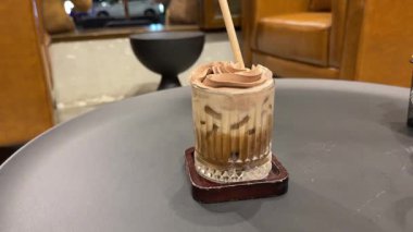 Buzlu bir bardağa demlenmiş kahve dolduruyorum. Buzlu latte ya da buzlu çay yapıyorum. Ferahlatıcı yaz buzlu kahve ya da buzlu çay içeceği. Yüksek kalite 4k görüntü