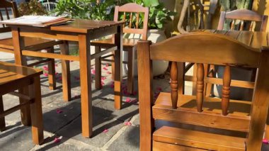 Sokaktaki kafede siyah modern Charis 'li ahşap masalar. Yaz sabahları boş bir kafe. Modern açık hava kafesi. Sokak kafesi. Modern Terrace. Boş restoran. Yüksek kalite 4k görüntü