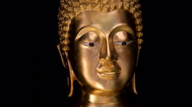 Tayland 'daki şehir binaları arasında inşaat halindeki devasa altın Buda. Yüksek kalite 4k görüntü