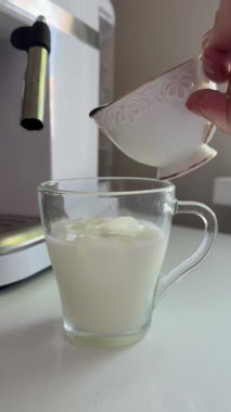 Kahve kapsüllü otomatik kahve makinesi ya da espresso dolduran kahve kapsülleri. Yüksek kalite 4k görüntü