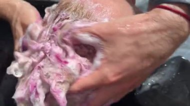 Güzellik salonunda pembe şampuan saç boyama, saç boyama. Yüksek kalite 4k görüntü