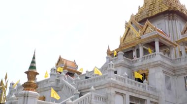 Tayland 'ın Bangkok kentindeki Rattanakosin eski kasabasındaki bir Budist tapınak kompleksindeki altın pagoda kulesine bakıyorum. Yüksek kalite 4k görüntü