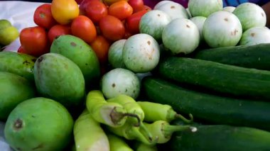 Sri Lanka 'da pazarda taze, renkli ve besleyici meyve ve sebze bolluğu. Yüksek kalite 4k görüntü